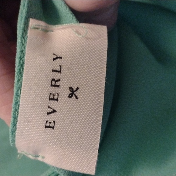 Everly sleeveless blouse womens size M EUC - Picture 3 of 4